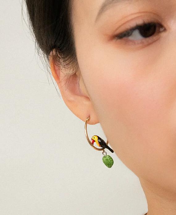 creoles-porcelaine-toucan-et-feuille-nach-bijoux-1.jpg