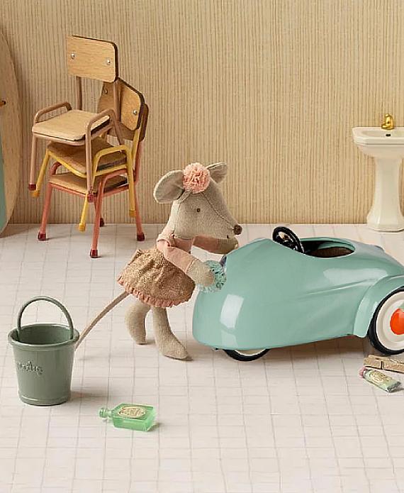 souris-au-volant-petite-soeur-maileg-2.jpg